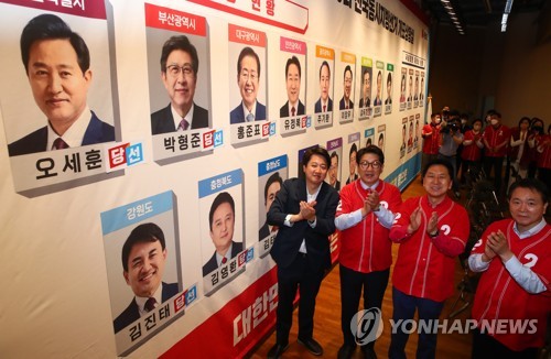 6月2日，在位于首尔市汝矣岛的国会大楼，执政党国民力量领导班子合影留念。 韩联社/国会摄影记者团