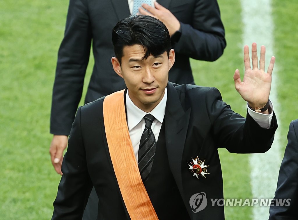 6月2日，在首尔世界杯体育场，孙兴慜获颁韩国最高级别体育勋章“青龙章”。 韩联社