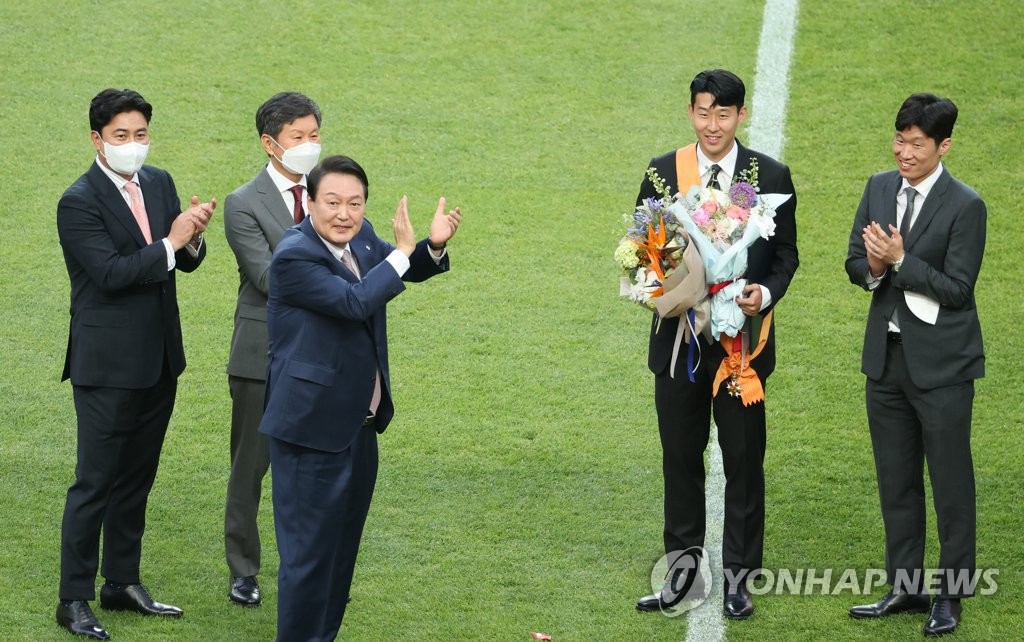 6月2日下午，在位于首尔麻浦区的首尔世界杯体育场，总统尹锡悦（左三）向英超首位来自亚洲的金靴奖得主孙兴慜（右二）授予韩国最高级别体育勋章“青龙章”。 韩联社