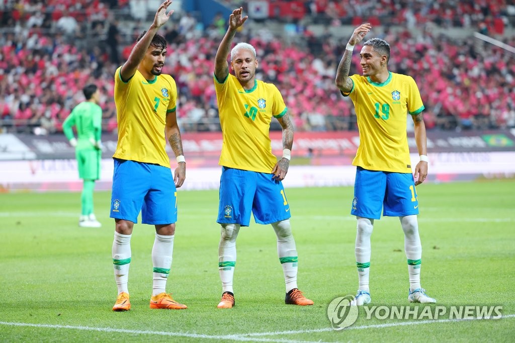 6月2日下午，在首尔世界杯体育场进行的韩国队与巴西队的热身赛上，内马尔（左二）罚中点球后，与队友摆出庆祝动作。 韩联社