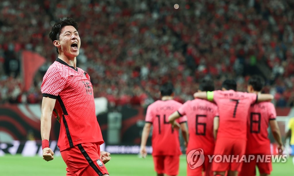 6月2日下午，在首尔世界杯体育场进行的韩国队与巴西队的热身赛上，黄义助庆祝进球。 韩联社