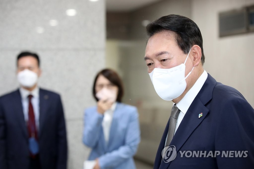 6月3日，在位于首尔市龙山区的总统府，总统尹锡悦答记者问。 韩联社/总统室通讯摄影记者团