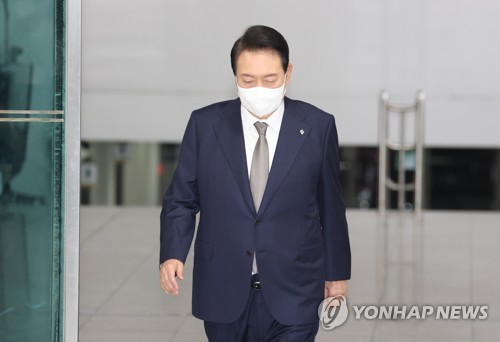 资料图片：6月3日上午，在首尔龙山总统府，韩国总统尹锡悦正准备上班。 韩联社