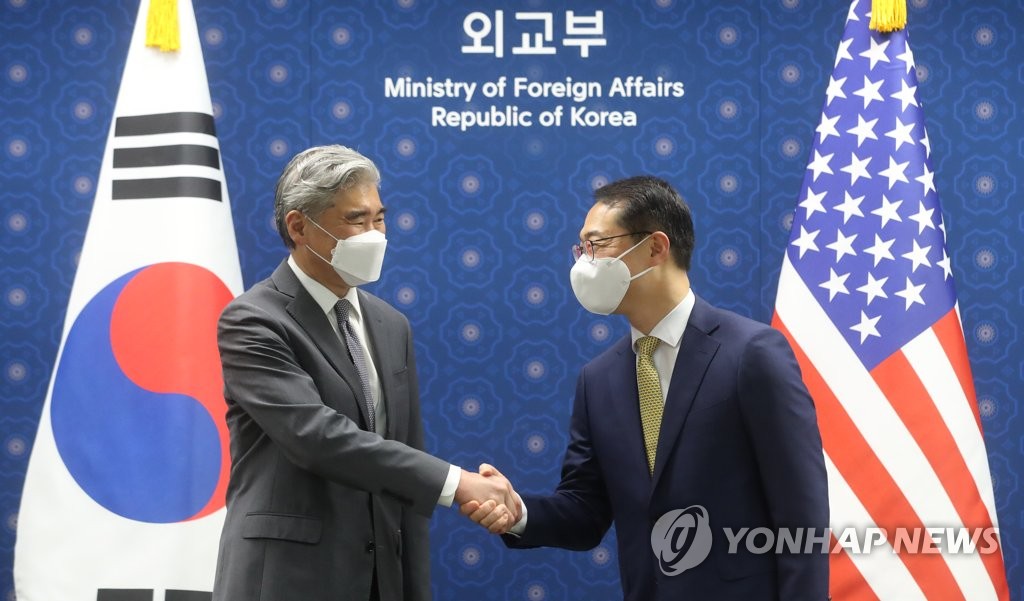 6月3日，在首尔钟路区的外交部大楼，韩国外交部韩半岛和平交涉本部长金健（右）与美国国务院对朝政策特别代表星·金在会谈前握手。 韩联社/联合记者团