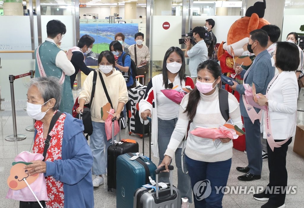 资料图片：6月3日，泰国游客乘坐济州航空专机抵达济州国际机场。 韩联社
