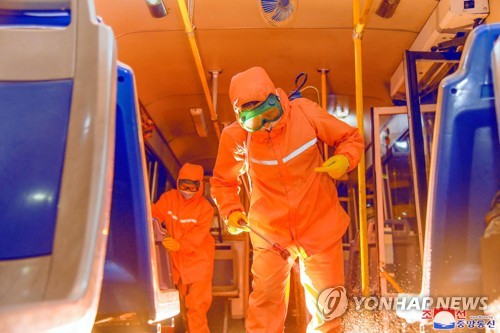 资料图片：朝中社6月3日报道称，根据当前最紧急防疫措施要求，“荷塘无轨电车办公室”正对公共交通工具进行高强度消毒。 韩联社/朝中社（图片仅限韩国国内使用，严禁转载复制）