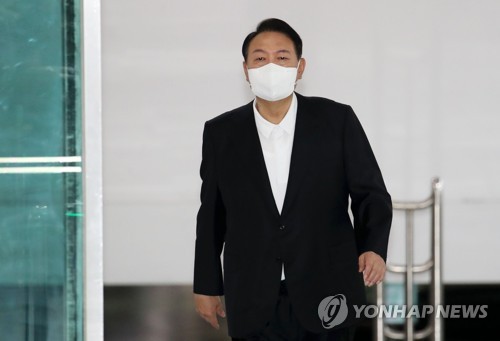 6月5日，韩国总统尹锡悦步入位于首尔市龙山区的总统府准备上班。韩联参称，朝鲜当天早上向东部海域发射弹道导弹。 韩联社/总统室通讯摄影记者团
