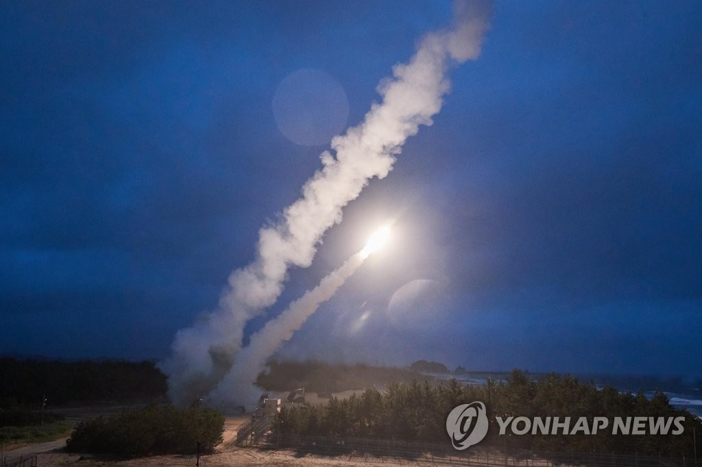 韩美发射8枚地对地导弹反制朝鲜挑衅。 韩联社/韩国联合参谋本部供图（图片严禁转载复制）