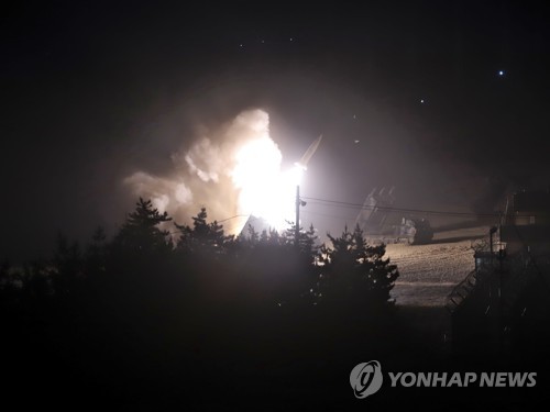 资料图片：今年6月的韩美联合导弹射击 韩联社