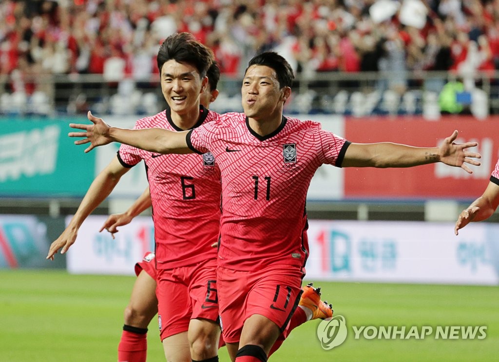 6月6日下午，在大田世界杯体育场，韩国男足同智利队举行友谊赛。图为黄喜灿（右）进球后庆祝。 韩联社