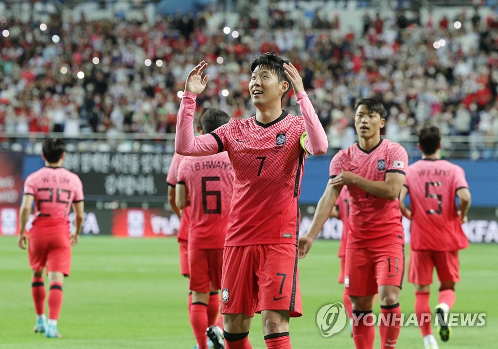6月6日下午，在大田世界杯体育场，韩国男足同智利队举行友谊赛。图为孙兴慜进球后庆祝。 韩联社