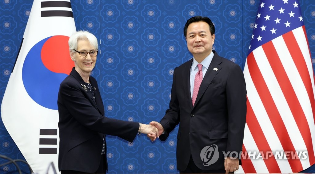 6月7日上午，在首尔市钟路区的韩国外交部，舍曼（左）与赵贤东在会前合影。 韩联社
