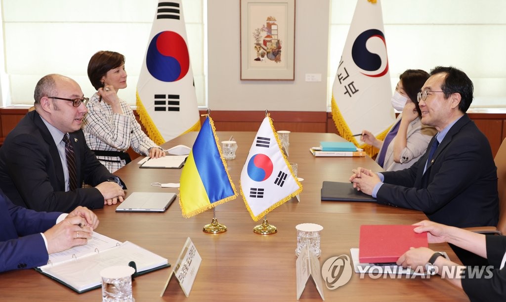 6月7日，在首尔钟路区的外交部大楼，韩国外交部第二次官李度勋（右一）会见到访的乌克兰副外长德米特里·谢尼克（左一）。 韩联社