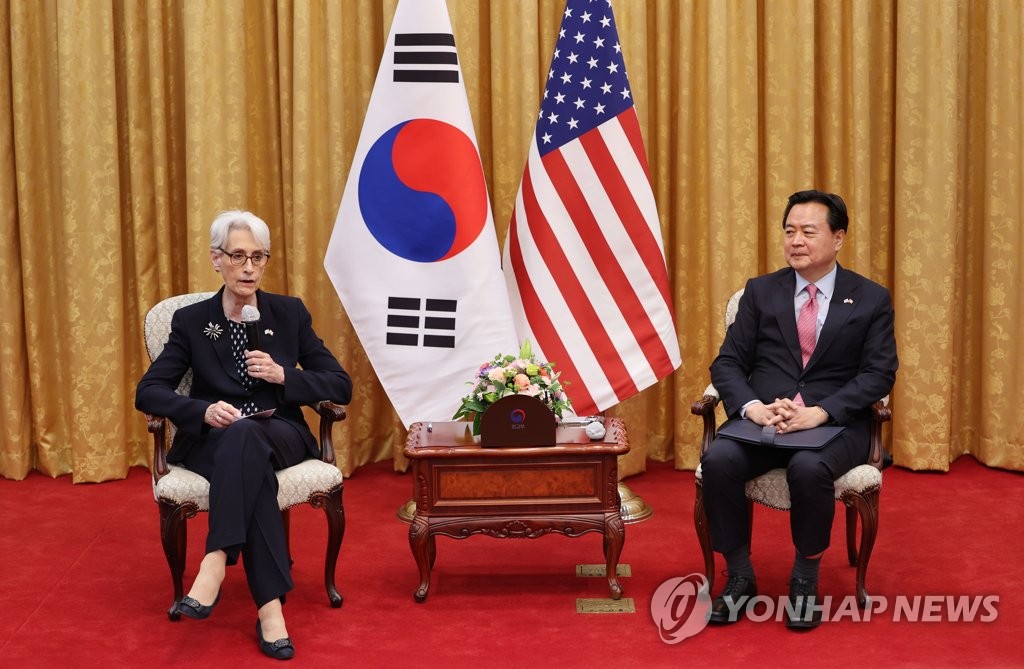 6月7日上午，在首尔市钟路区的韩国外交部，舍曼（左）与赵贤东介绍会晤结果。 韩联社