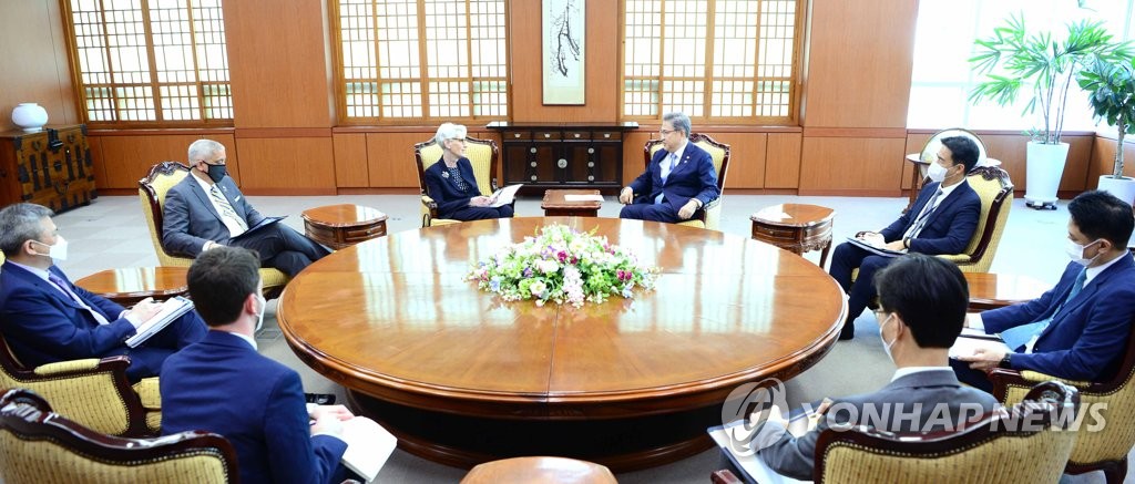 6月7日，在首尔外交部大楼，韩国外交部长官朴振（右四）会见到访的美国副国务卿舍曼（左四）。 韩联社/外交部供图（图片严禁转载复制）