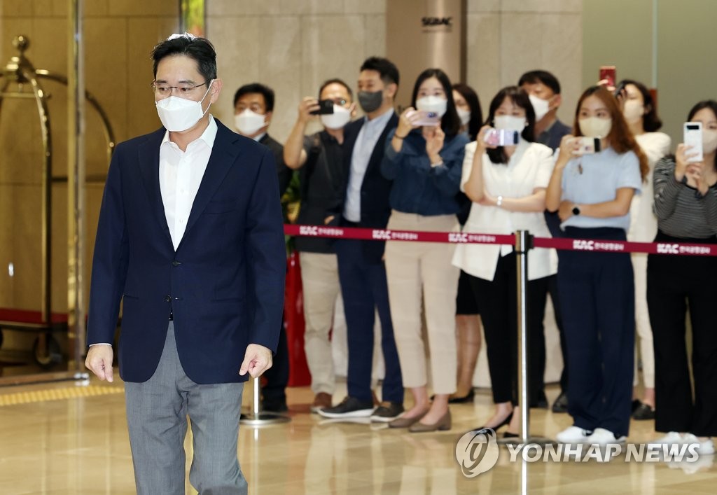6月7日，在首尔市江西区首尔金浦商务航空中心，李在镕准备登机出境。 韩联社