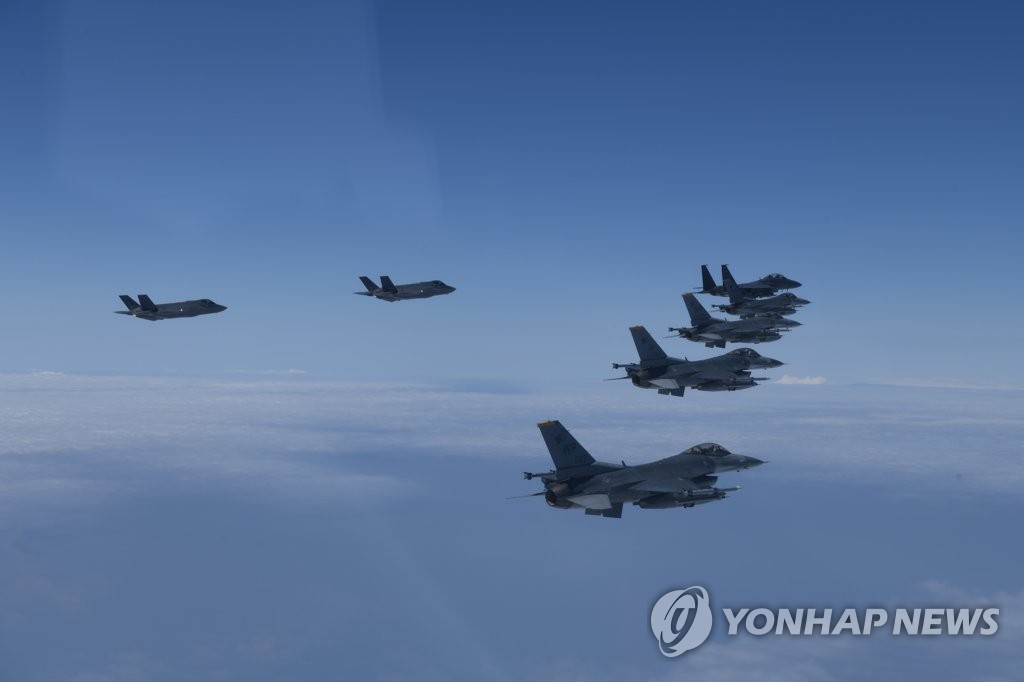 资料图片：韩美联合空中武力示威飞行。 韩联社/联合参谋本部供图（图片严禁转载复制）
