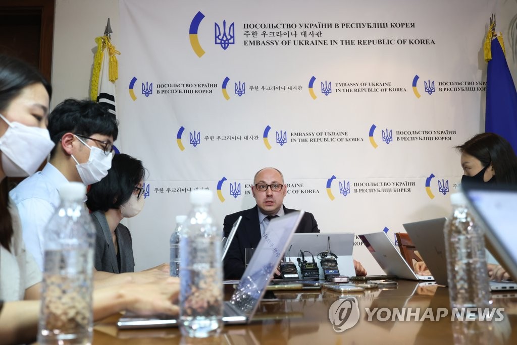 6月7日，在位于首尔龙山区的乌克兰驻韩国大使馆，乌克兰外交部副部长德米特里·谢尼克召开记者会。 韩联社