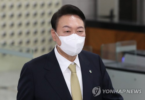 6月8日上午，在首尔市的龙山总统府，尹锡悦前来上班。 韩联社/总统室通信摄影记者团（图片严禁转载复制）