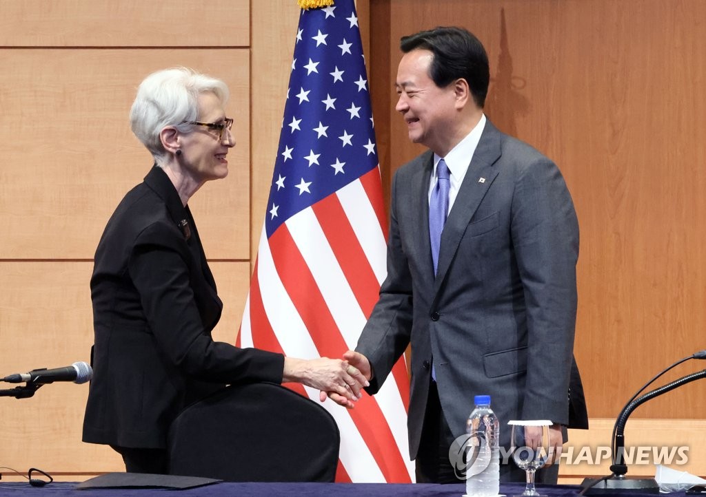 资料图片：韩国外交部第一次官赵贤东（右）和美国常务副国务卿温迪·舍曼 韩联社
