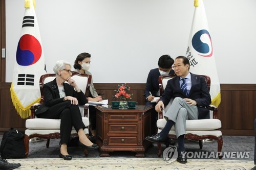 6月8日，在韩国统一部大楼，统一部长官权宁世（右）与到访的美国常务副国务卿舍曼举行会谈。 韩联社/统一部供图（图片严禁转载复制）