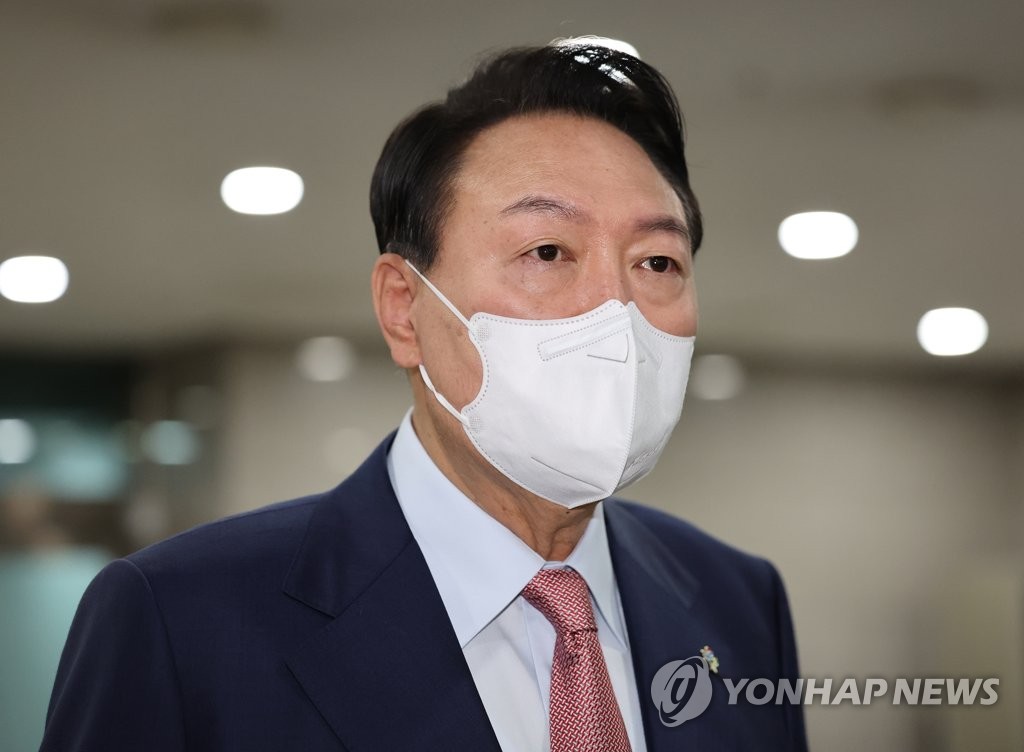 6月9日，韩国总统尹锡悦在上班路上接受记者采访。 韩联社