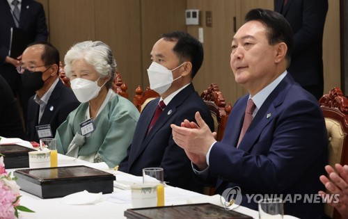 6月9日，在龙山总统府，韩国总统尹锡悦（右）与护国英雄及其家属共进午餐。 韩联社