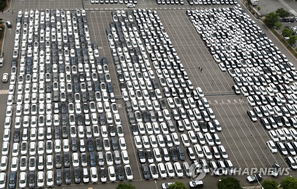 资料图片：6月9日，在起亚汽车光州工厂，新车堆积如山。 韩联社