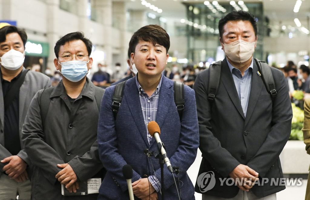6月9日，在仁川国际机场，韩国执政党国民力量党首李俊锡（右二）和该党籍国会议员组成的韩乌自由和平团结特别代表团结束访乌行程后回国。图为李俊锡答记者问。 韩联社/国会摄影记者团