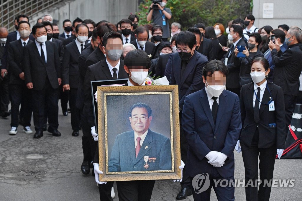 6月10日，已故韩国主持人宋海的出殡仪式庄严举行。 韩联社/联合采访团