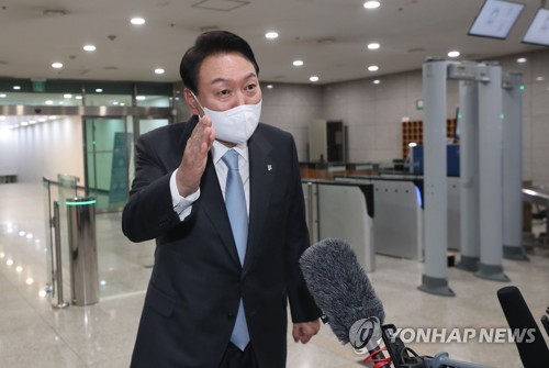 6月10日，在首尔龙山的总统办公大楼，总统尹锡悦在上班路上接受记者采访。 韩联社/总统室通讯摄影记者团