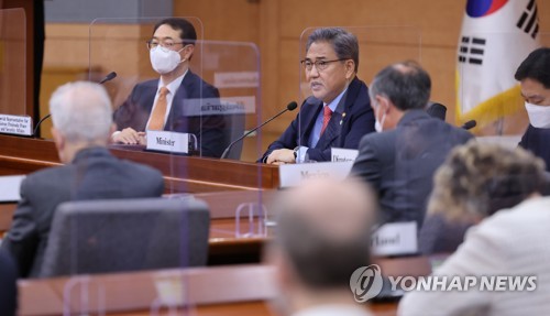 韩外长同韩半岛及和平俱乐部讨论朝鲜问题