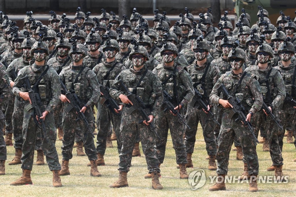 资料图片:6月10日,在京畿道杨州市的韩国陆军25师司令部一带举行的“Army TIGER”战斗团成立仪式上,官兵们在正式演练新战斗装备前列队等待。Army TIGER部队是以人工智能和机器人、无人机等装备加以武装并引领未来型战斗的示范部队。 韩联社