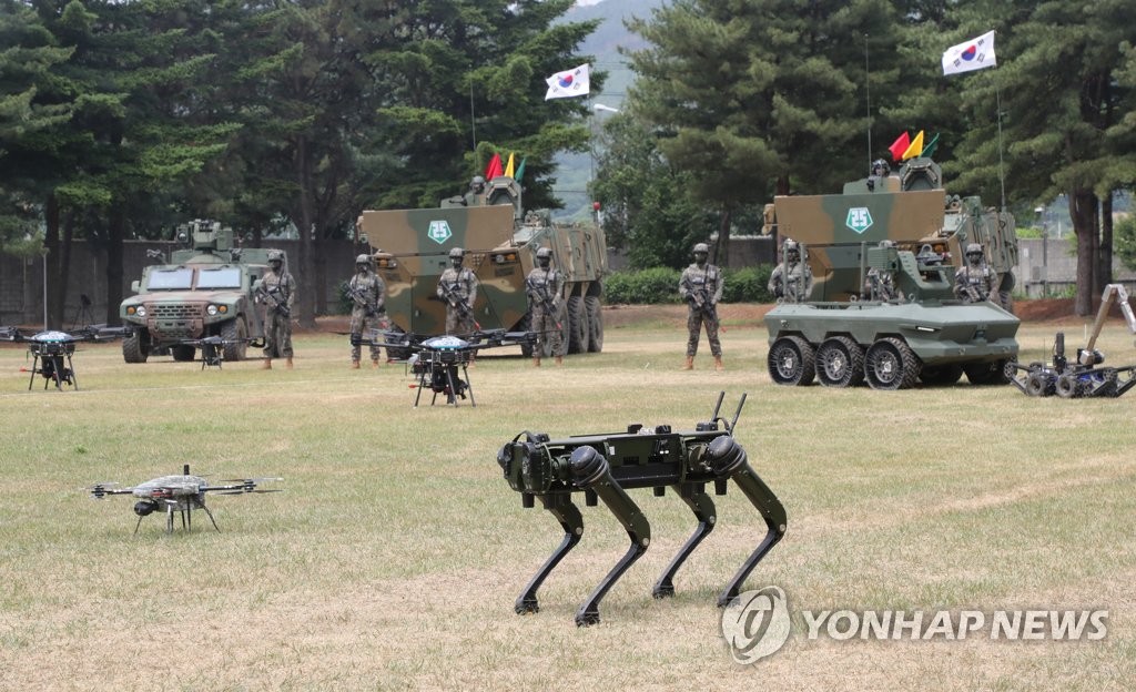 资料图片：6月10日，在京畿道杨州市的韩国陆军25师司令部一带举行的“Army TIGER”战斗团成立仪式上，军方展示有/无人协同作战系统无人机、机器狗等装备。 韩联社/联合采访团