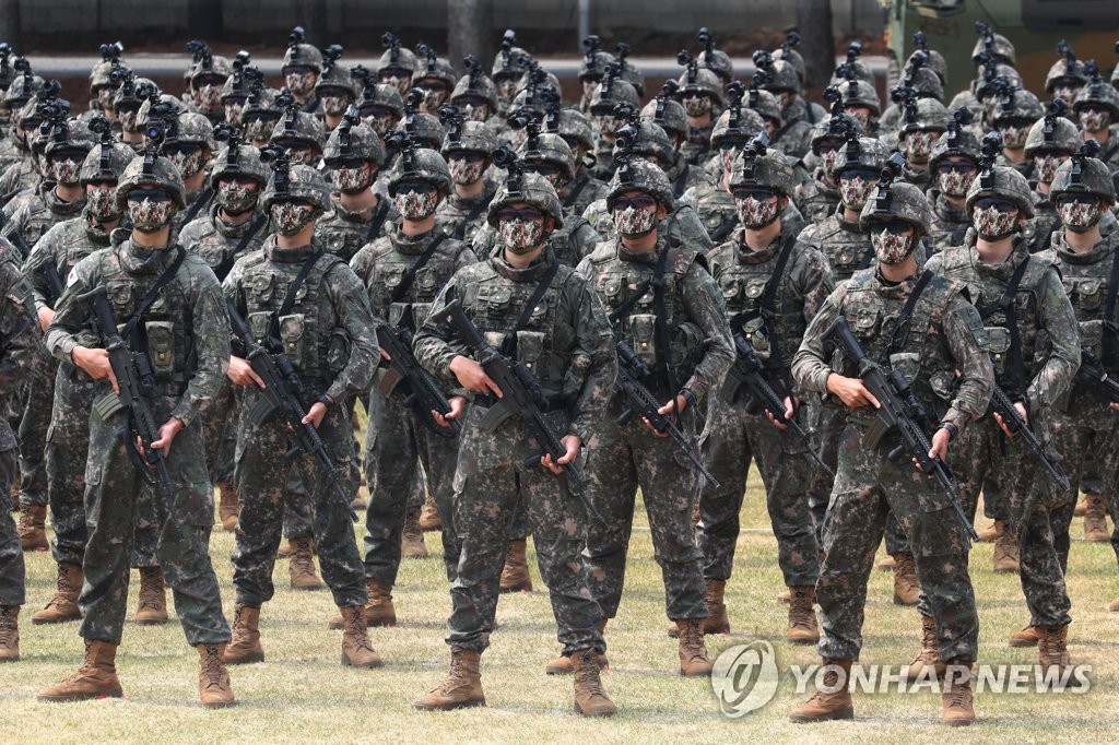 资料图片：6月10日，在京畿道杨州市的韩国陆军25师司令部一带举行的“Army TIGER”战斗团成立仪式上，官兵们在正式演练新战斗装备前列队等待。Army TIGER部队是以人工智能和机器人、无人机等装备加以武装并引领未来型战斗的示范部队。 韩联社/联合采访团