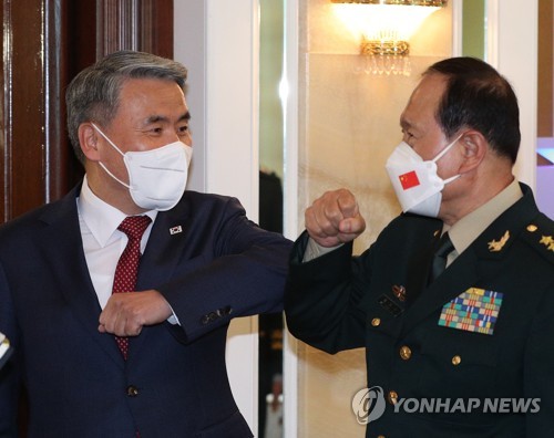 6月10日，在新加坡香格里拉酒店，韩国国防部长官李钟燮（左）和中国国防部长魏凤和碰肘致意。双方借出席第19届亚洲安全峰会（香格里拉对话会）之机举行会谈。 韩联社/联合记者团