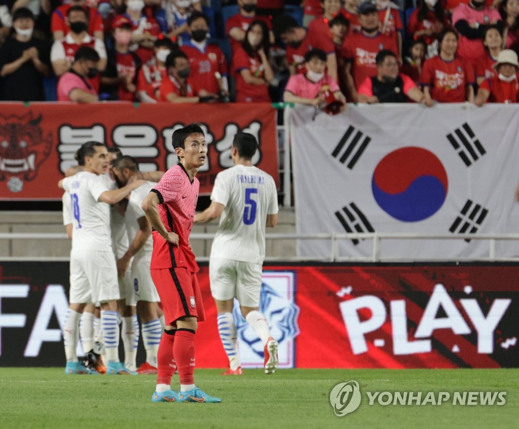 6月10日，在水原世界杯体育场，韩国男足同与巴拉圭进行友谊赛。图为巴拉圭队（白衣）庆祝进球。 韩联社