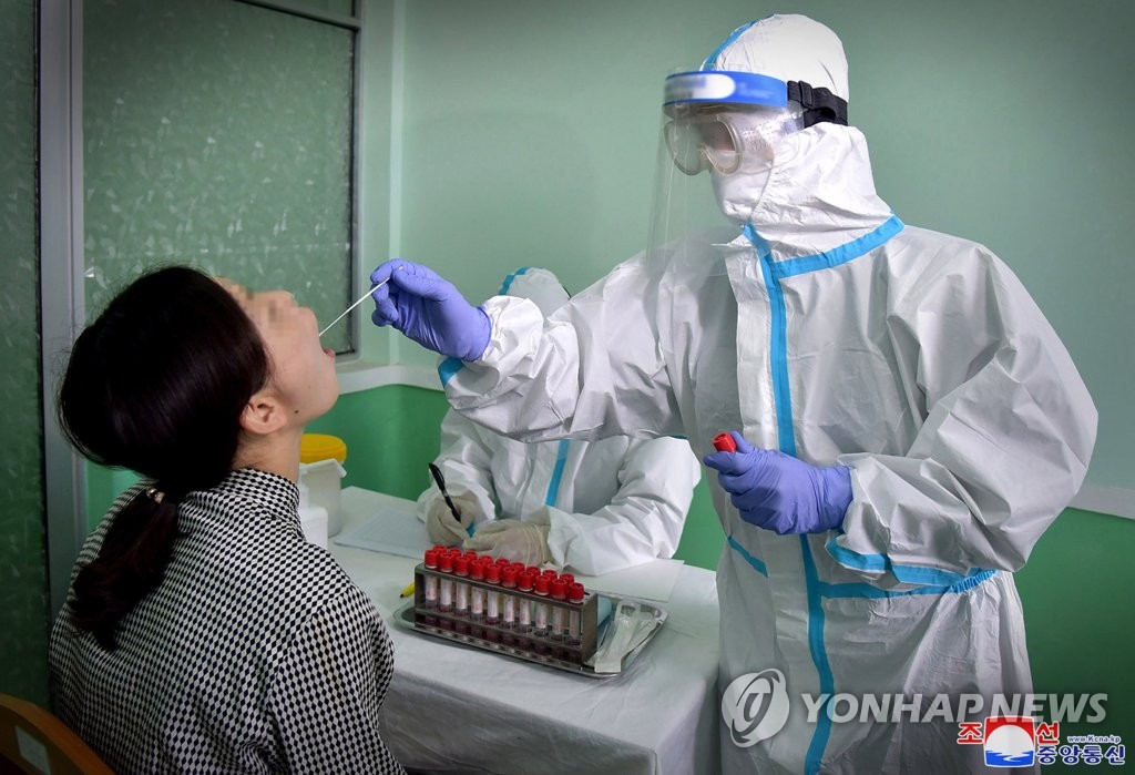 资料图片：朝鲜医护人员正在进行核酸检测采样。 韩联社/朝中社（图片仅限韩国国内使用，严禁转载复制）
