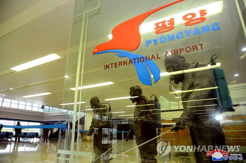 朝中社6月10日报道，防疫人员在平壤国际机场开展高强度消杀工作。 韩联社/朝中社（图片仅限韩国国内使用，严禁转载复制）