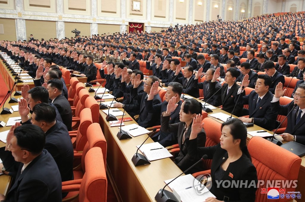 据朝中社6月11日报道，国务委员会委员长金正恩于8日至10日主持召开劳动党第八届中央委员会第五次全体会议扩大会。 韩联社/朝中社（图片仅限韩国国内使用，严禁转载复制）