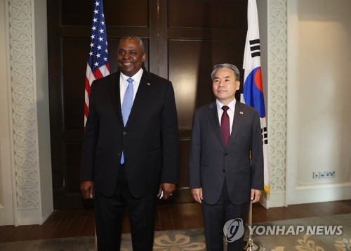 资料图片：6月11日，在新加坡香格里拉酒店，韩国国防部长官李钟燮（右）和美国国防部长劳埃德·奥斯汀在会谈前合影留念。 韩联社