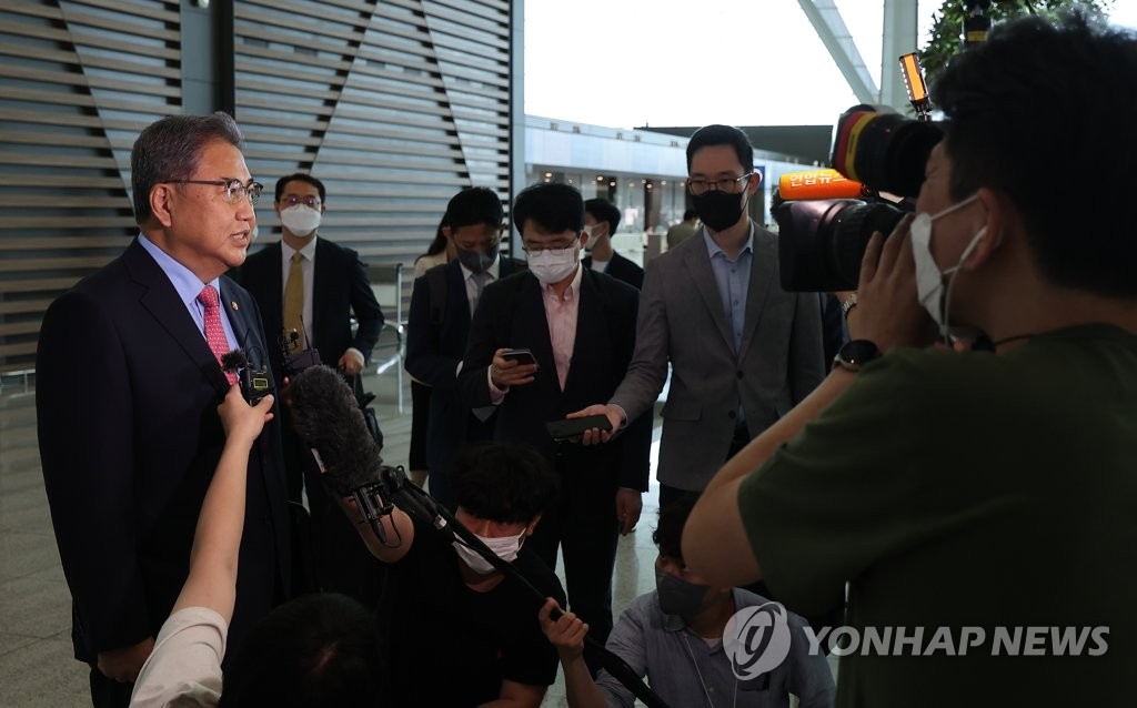 6月12日上午，在仁川国际机场，朴振出国前答记者问。 韩联社
