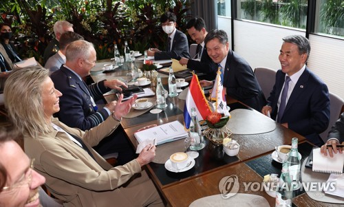 6月12日，在新加坡香格里拉酒店，韩国国防部长官李钟燮（右一）与荷兰国防大臣奥尔隆格伦（左二）举行非正式会谈。 韩联社