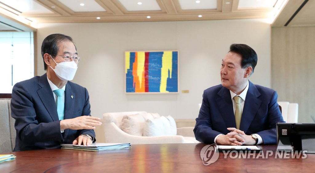 6月13日，在首尔龙山总统办公大楼，总统尹锡悦（右）与国务总理韩悳洙会面。 韩联社/总统室通讯摄影记者团