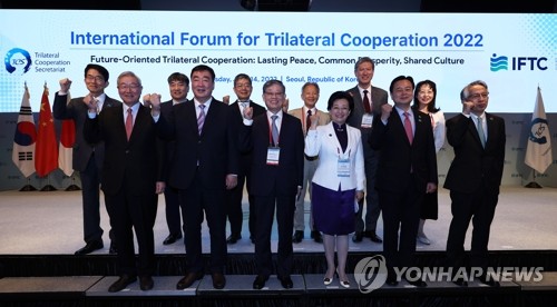 6月14日，在首尔四季酒店，韩国外交部第一次官赵贤东（前排右一）和中国驻韩大使邢海明（前排左二）等韩中日合作国际论坛（IFTC）与会人士合影留念。 韩联社 