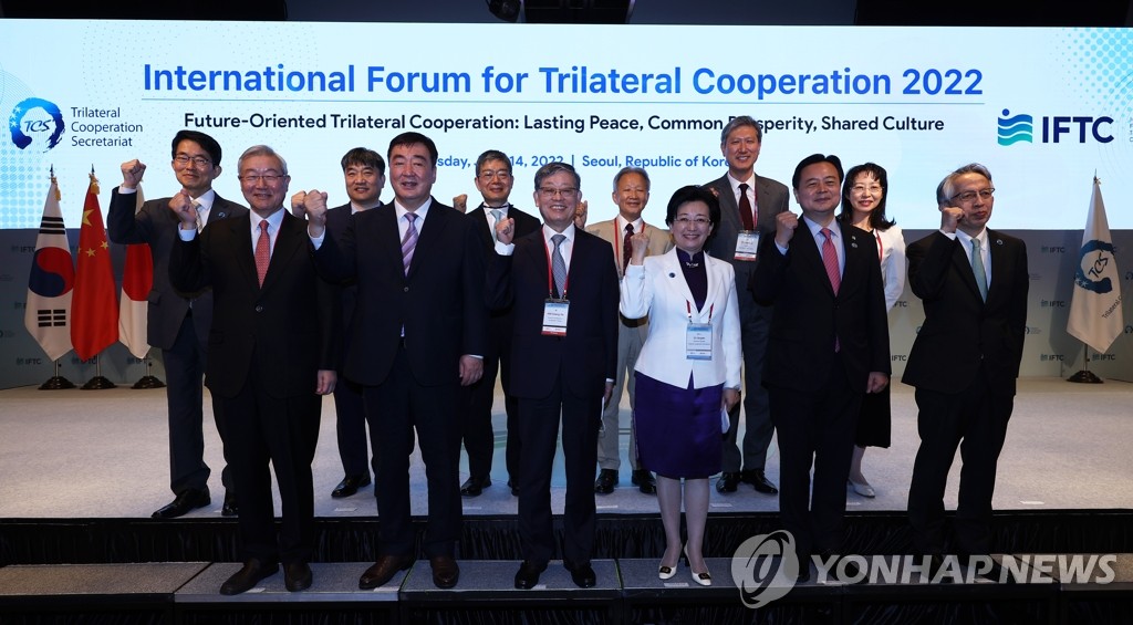 6月14日，在首尔四季酒店，韩国外交部第一次官赵贤东（前排右一）和中国驻韩大使邢海明（前排左二）等韩中日合作国际论坛（IFTC）与会人士合影留念。 韩联社 