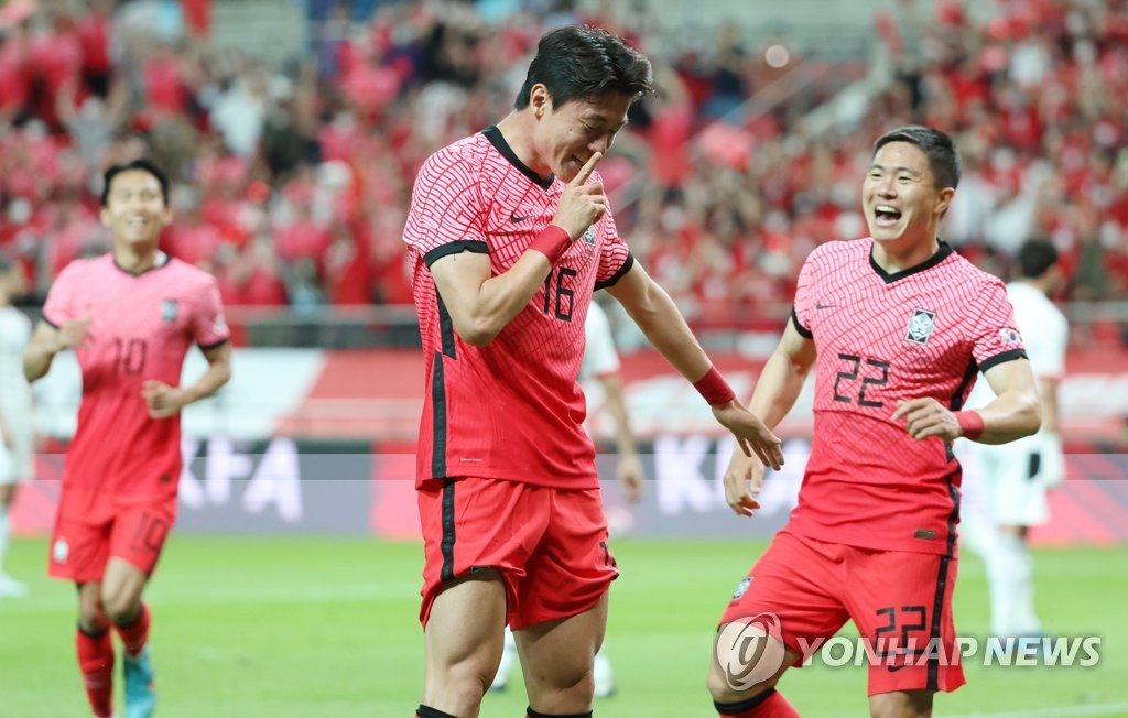 6月14日，在首尔世界杯体育场举行的国际足球友谊赛韩国对阵埃及的比赛中，黄义助（中)先破门后庆祝。 韩联社