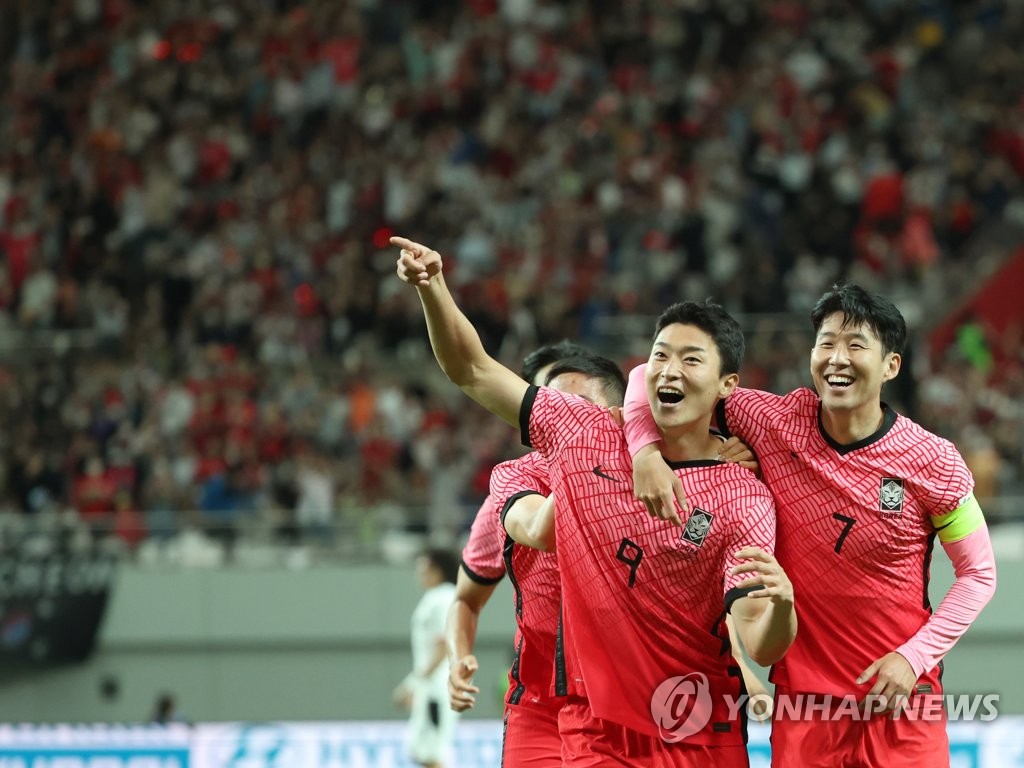 6月14日，在首尔世界杯体育场进行的国际足球友谊赛韩国对阵埃及的比赛中，曹圭成（左）进球后与孙兴慜庆祝。 韩联社