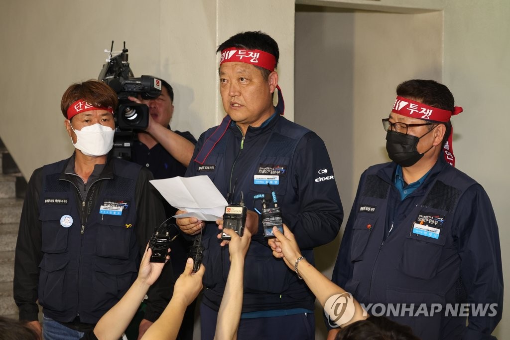 6月14日，在京畿道义王的大陆物流基地（ICD），货物连带负责人在协商结束后接受记者采访。 韩联社
