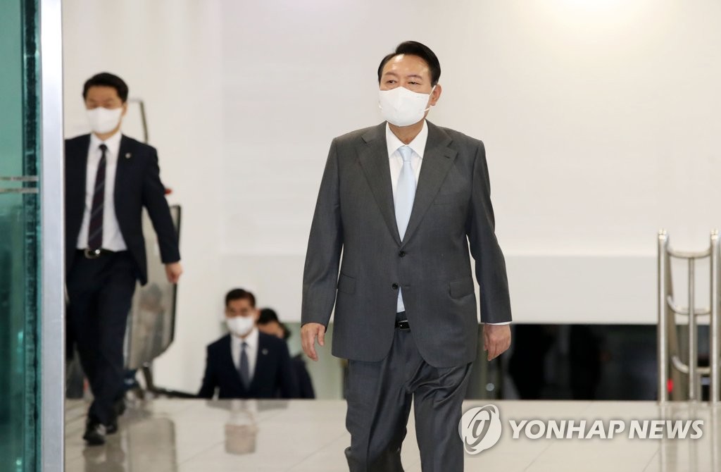 6月15日，在首尔龙山总统府，韩国总统尹锡悦正在上班。 韩联社/总统室通信摄影记者团 